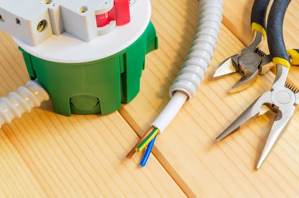 Caja de conexiones verde con alambre y herramientas para la reparación de la electricidad en la casa — Foto de Stock