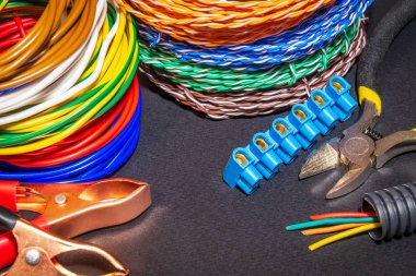 Elektrik ekipmanlarının yenilenmesi veya onarılması için yedek parça, araç ve kablolar