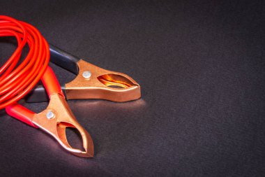 Elektrikçi ustası için hazırlanmış kırmızı kablolar ve timsah klipsleri.