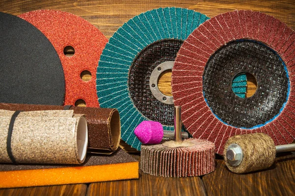 Gran conjunto de herramientas abrasivas y papel de lija en tableros de madera vintage —  Fotos de Stock