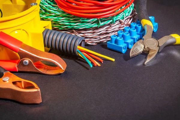 Części zamienne, narzędzia i przewody do wymiany lub naprawy sprzętu elektrycznego — Zdjęcie stockowe