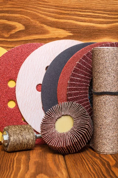 Grande conjunto de ferramentas abrasivas e lixa multicolorida em fundo vintage de madeira — Fotografia de Stock