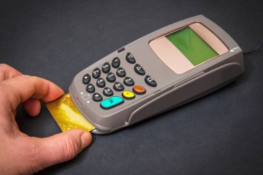 El, ödeme için para terminaline banka kartı ekler