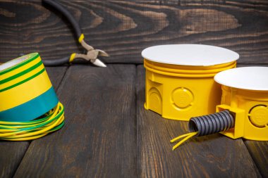 Elektrik yükleme işleminde kullanılan kablolu elektrik bağlantı sarı kutuları