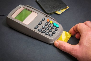 El, ödeme için para terminaline banka kartı ekler