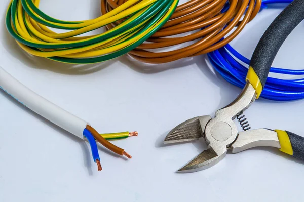 Parti di ricambio, utensili e fili per la sostituzione o la riparazione di apparecchiature elettriche — Foto Stock