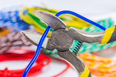 Mavi elektrik kablosunu kesen pense aracı