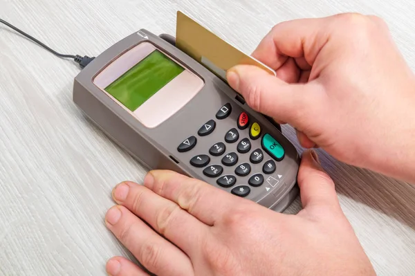 Рука вставляє банківську картку в грошовий термінал для оплати — стокове фото