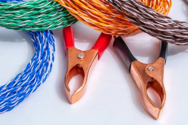 Çok renkli kablolar ve timsah klips usta elektrikçi için hazırlandı