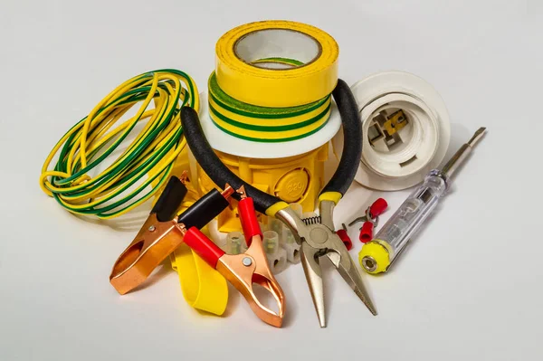 Kit de repuestos y herramientas para reparaciones eléctricas en casa u oficina —  Fotos de Stock