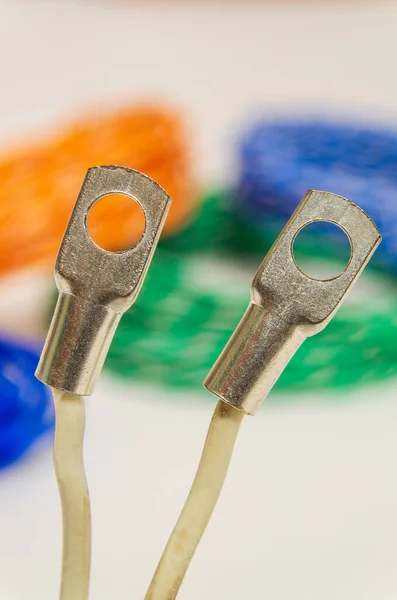 Dos cables eléctricos blancos con terminales metálicos — Foto de Stock