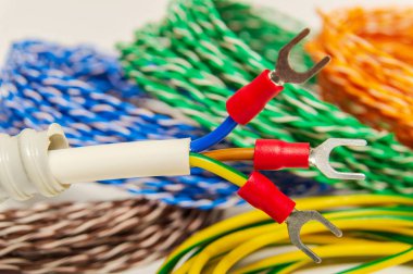 Kurulumdan önce terminalleri olan üç elektrik kablosu