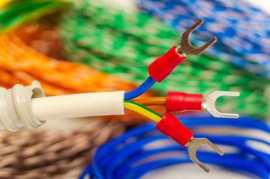 Kurulumdan önce terminalleri olan üç elektrik kablosu