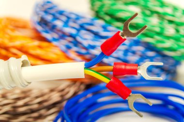 Kurulumdan önce terminalleri olan üç elektrik kablosu