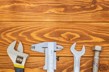 Tesisatçılar için, reklam için yeri olan, eski ahşap tahtalarda gerekli aletler.