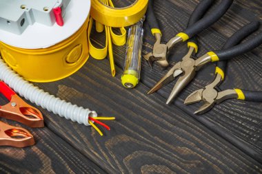 Tamir öncesi elektrik için yedek parça ve araçlar