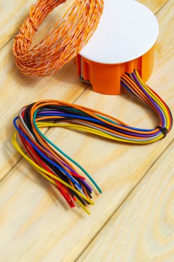 Elektrik kurulum sürecinde genellikle kablolu elektrik bağlantı kutusu kullanılır.