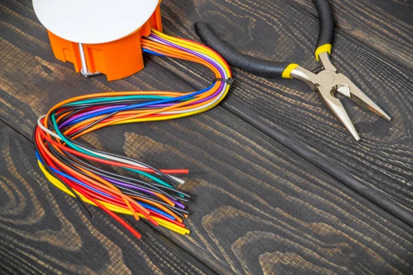 Caja de conexiones eléctricas con alambres y herramientas generalmente utilizadas en el proceso de instalación eléctrica — Foto de Stock