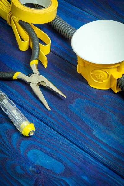 Kit pezzi di ricambio e utensili per elettrico preparati prima della riparazione o impostazione — Foto Stock