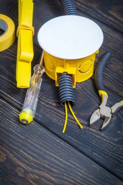 Tamir veya ayar öncesi hazırlanmış elektrik parçaları ve araçları