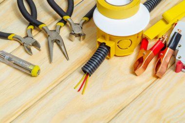 Tamir veya ayar öncesi hazırlanmış yedek parça ve aletler, elektrikçiler için sihirbaz kullanılır