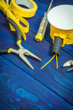 Tamir veya ayar öncesi hazırlanmış elektrik parçaları ve araçları