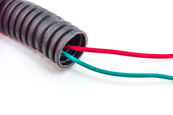 白底隔离的绿色和红色电缆波纹管 — 图库照片
