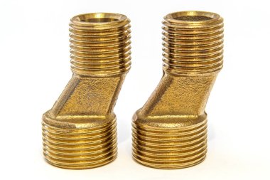 Beyaz arkaplandaki iki pirinç sıklıkla su ve gaz tesisleri için kullanılır