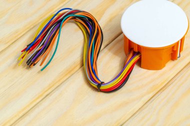 Elektrik bağlantı noktası turuncu kutusu. Elektrik tesisatında genellikle kablolar kullanılır.
