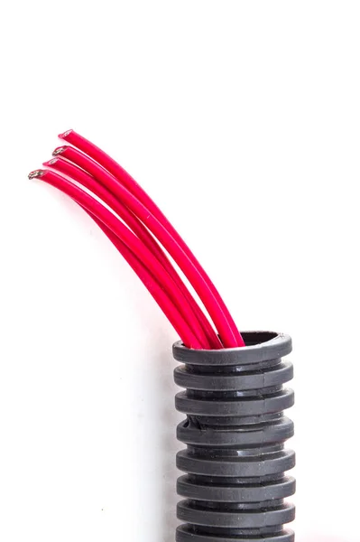 Gegolfde pijp met rode kabels geïsoleerd op witte achtergrond — Stockfoto