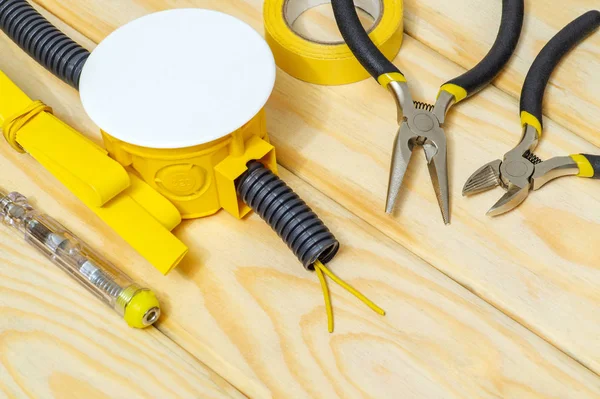 Kit reservedele og værktøj til elektrisk forberedt før reparation eller indstilling, guiden bruges til elektrikere reparation - Stock-foto