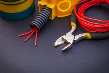 Elektrik ekipmanlarının yenilenmesi veya onarılması için yedek parça, araç ve kablolar