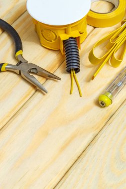 Tamir veya ayar öncesi hazırlanmış yedek parça ve aletler, elektrikçiler için sihirbaz kullanılır