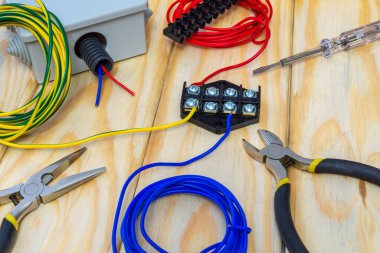 Tamir veya ayar öncesi hazırlanmış elektrik parçaları ve araçları
