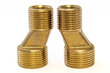 Beyaz arkaplandaki iki pirinç sıklıkla su ve gaz tesisleri için kullanılır