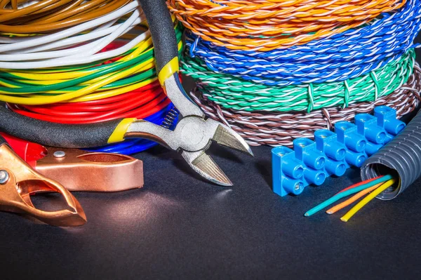 Piezas de repuesto, herramientas y cables para reparación eléctrica o reemplazos — Foto de Stock