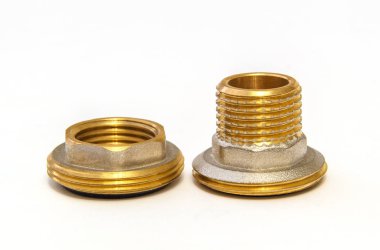 Beyaz arkaplandaki iki pirinç sıklıkla su ve gaz tesisleri için kullanılır