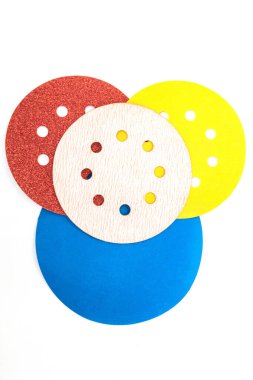 Beyaz arkaplanda farklı renkte aşındırıcı araçlar kümesi