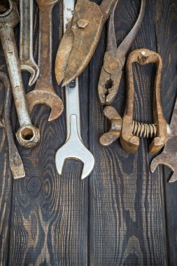 İşten sonra eski araçlar siyah vintage ahşap arkaplan üzerine istiflenmiş