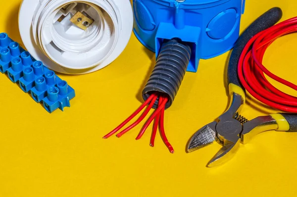 Kit alkatrészek és szerszámok elektromos elkészített javítás vagy beállítás előtt, varázsló használják villanyszerelők javítása — Stock Fotó