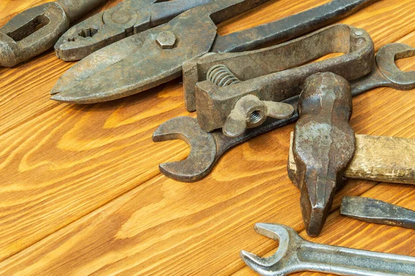 Muitas ferramentas antigas empilhadas após o trabalho em fundo de madeira vintage — Fotografia de Stock
