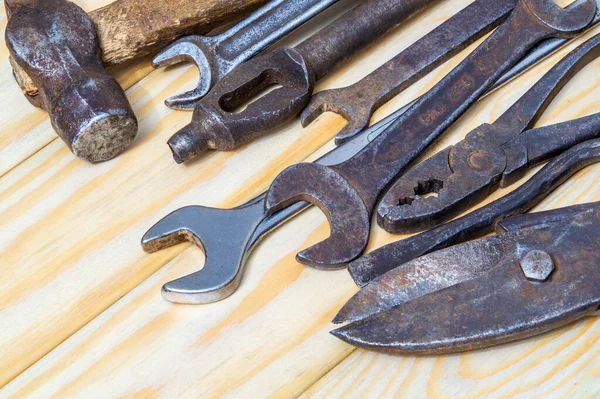 Muitas ferramentas antigas empilhadas após o trabalho em placas de madeira — Fotografia de Stock
