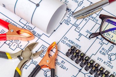 Elektrik şemaları ve metal kıskaçlar mühendislik projeleri için bir ev konsepti oluşturuyor