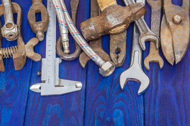 İşten sonra yığılmış pek çok eski araç mavi renkli ahşap tahtalarda