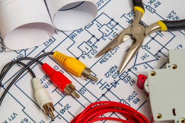 Elektrik şemaları ve metal kıskaçlar mühendislik projeleri için bir ev konsepti oluşturuyor
