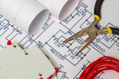Elektrik şemaları ve metal kıskaçlar mühendislik projeleri için bir ev konsepti oluşturuyor
