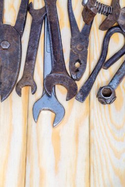 İşten sonra ahşap tahtalara istiflenmiş klasik zanaatkar araçları
