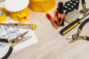 Tamir veya ayar öncesi hazırlanmış yedek parça ve aletler, elektrikçiler için sihirbaz kullanılır