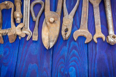 İşten sonra mavi ahşap tahtalara istiflenmiş klasik zanaatkar araçlarını ayarla