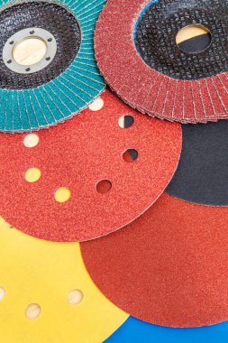 Büyük bir set aşındırıcı alet ve yuvarlak zımpara kağıdı.